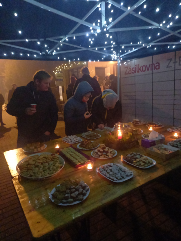 Morašické ženy napekly cukroví a perníčky. Pan Horák z Morašic nám přinesl na ochutnání také sushi.